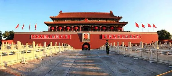 Quảng trường Thiên An Môn rộng lớn. Ảnh: Eastwebside.com.