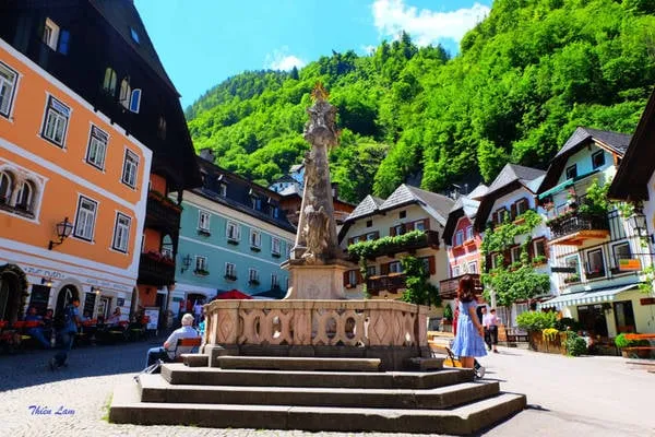 Quảng trường trung tâm Hallstatt là nơi tập trung nhiều hàng quán ăn uống. Ảnh: Thiên Lam.
