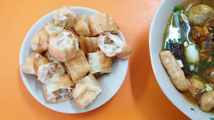 Quẩy ăn kèm bánh canh cua - một sự kết hợp độc đáo.