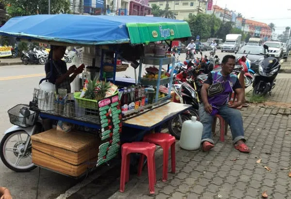 Quầy bán trái cây và nước ép trái cây trên đường phố Ao Nang - Ảnh: Thủy OCG