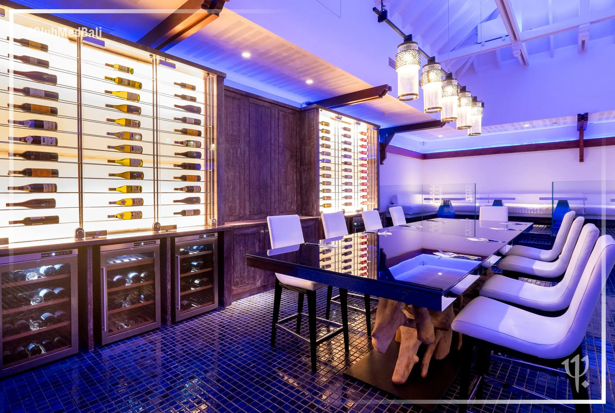 Quầy bar bên bờ biển tại Club Med Bali