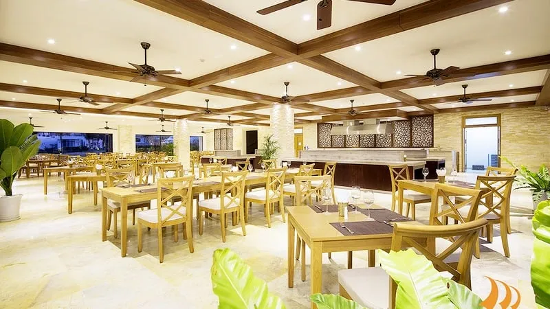 Quầy bar tại Cam Ranh Riviera Beach Resort &amp; Spa