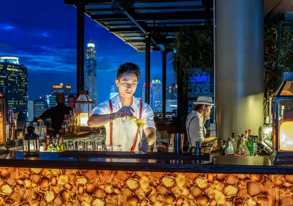 Quầy bar trong khách sạn Muse Bangkok Langsuan