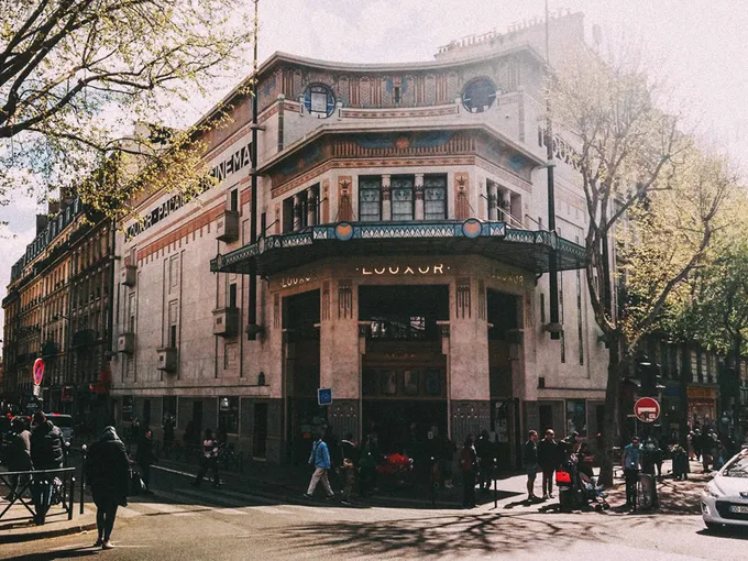 Rạp chiếu phim Le Louxor Palais Du, một trong những rạp chiếu phim lâu đời nhất tại Pháp. Ảnh: Delightfull.