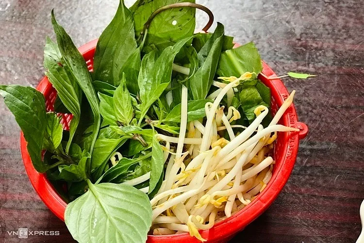 Rau sống ăn kèm bò kho