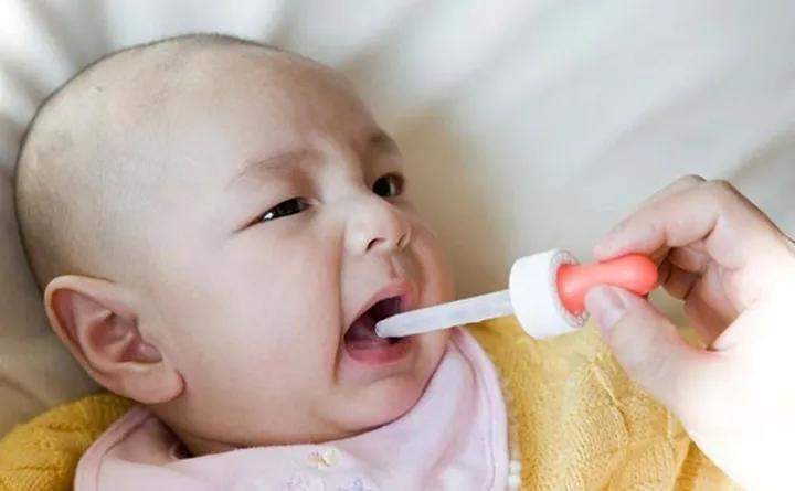 8 Sai Lầm Cha Mẹ Thường Mắc Phải Khi Cho Con Uống Sữa 4 sai lam khi cho be uong thuoc