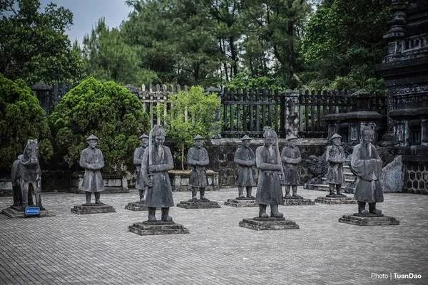 Sân Bái Đình với hàng tượng quan văn võ, voi ngựa uy nghiêm
