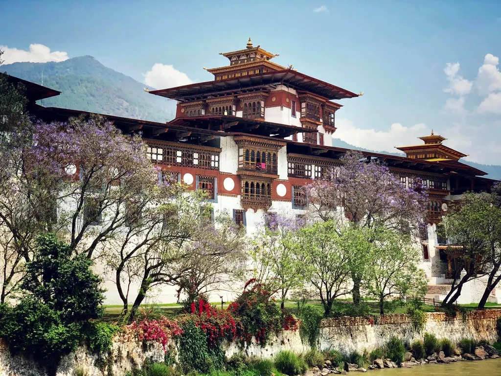 Sân bay Paro, Bhutan, nằm giữa những dãy núi hiểm trở, là một trong những sân bay nguy hiểm nhất thế giới.