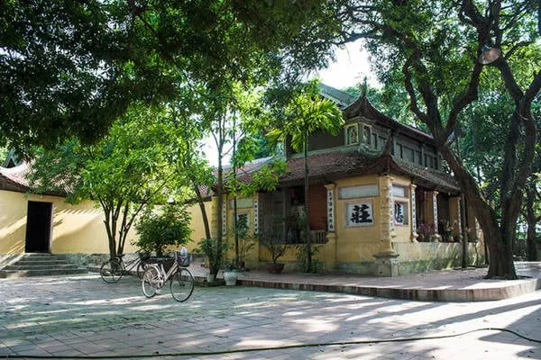 Sân trong với ao nước nằm bên hông trái của chùa