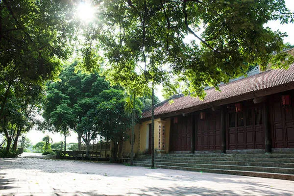 Sân trước điện chính chùa Tổ