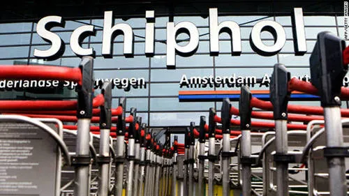 Sảnh chờ rộng rãi tại sân bay Schiphol Amsterdam