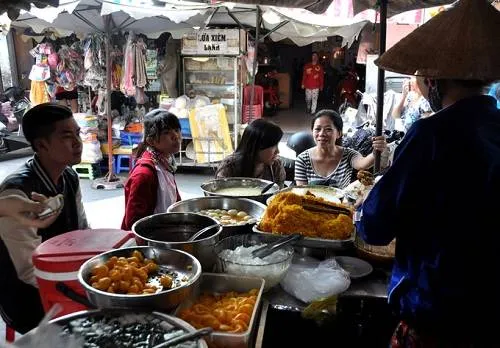 Sạp chè Miên có những món lạ lẫm, là điểm đặc biệt hút khách nhiều năm qua. Ảnh: Thiên Chương.