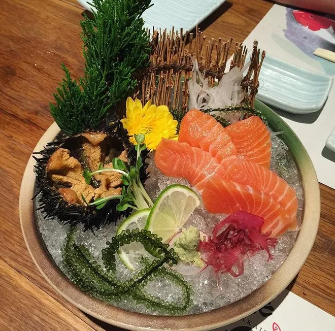 Sashimi tươi ngon được bày trí đẹp mắt tại Hokkaido Sachi