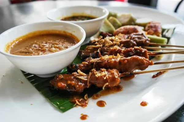 Satay: Thịt xiên nướng thơm lừng, đậm đà