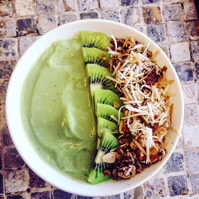 Smoothie bowl với nhiều loại trái cây tươi ngon và topping hấp dẫn. (@h_quynhhh)