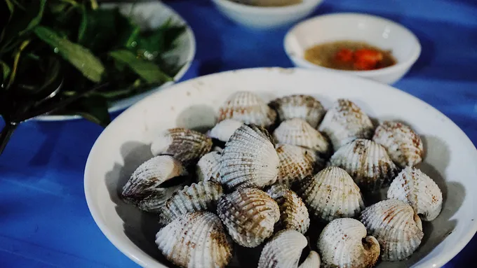 Sò huyết nướng tươi ngon, chấm cùng nước mắm chua ngọt tạo nên hương vị khó quên.
