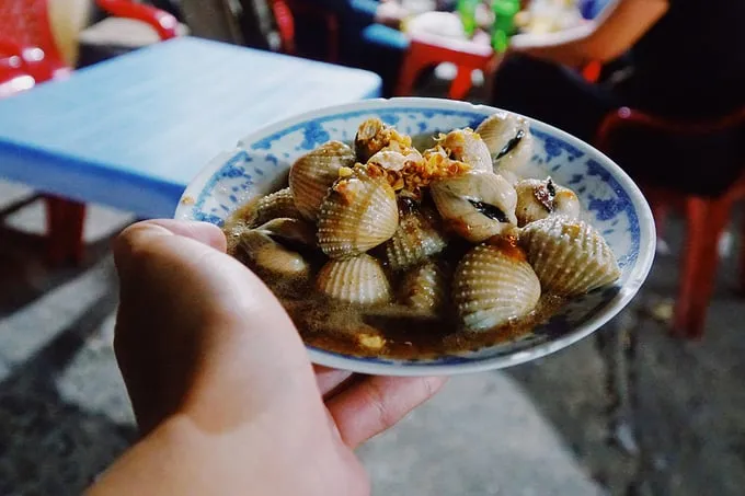 Sò huyết sốt me - một trong những món ăn được yêu thích tại Quán Ốc Mầm Non với nước sốt me chua ngọt đặc trưng.