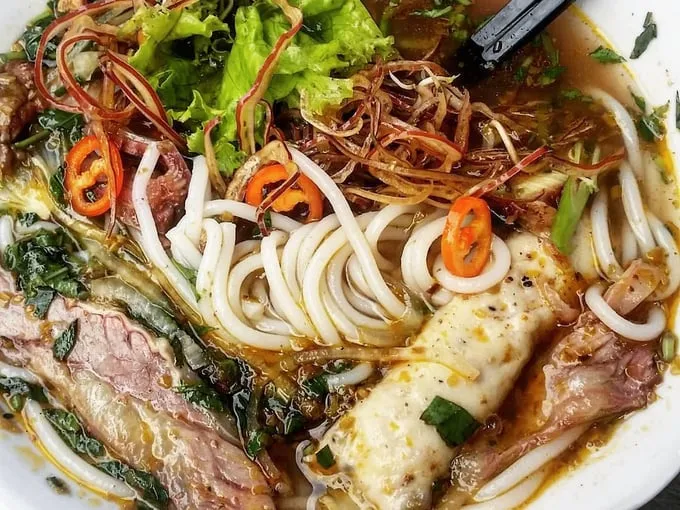 Sợi bún nhỏ, dài và mềm là điểm đặc biệt của quán bún bò Huế này. Ảnh: @gabonvoyage.