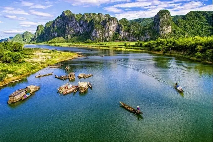 Sông Gianh uốn lượn giữa núi rừng. Alt: Toàn cảnh sông Gianh Quảng Bình