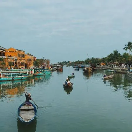 Sông Hoài lung linh huyền ảo với những chiếc đèn hoa đăng. Ảnh: baonhieu.net