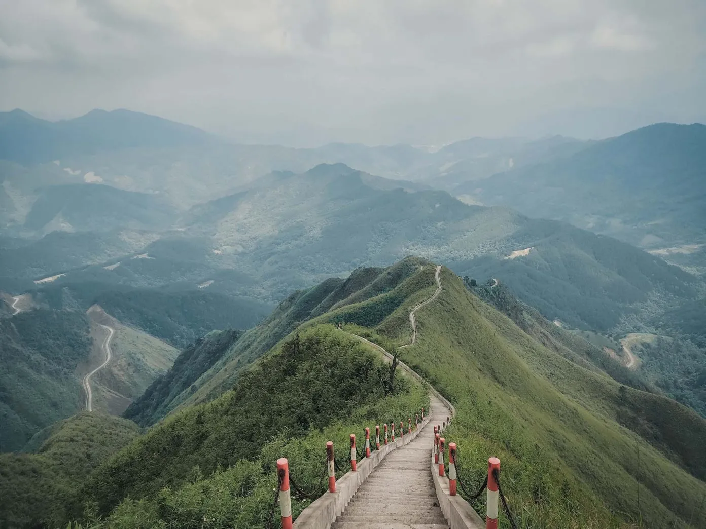 “Sống lưng khủng long” ở miền biên viễn Bình Liêu. Ảnh: Nguyễn Khai Trung.