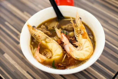 Suất mì tôm với tôm tươi, sườn non tại Beach Road Prawn Mee Eating House. Ảnh: Khương Nha.