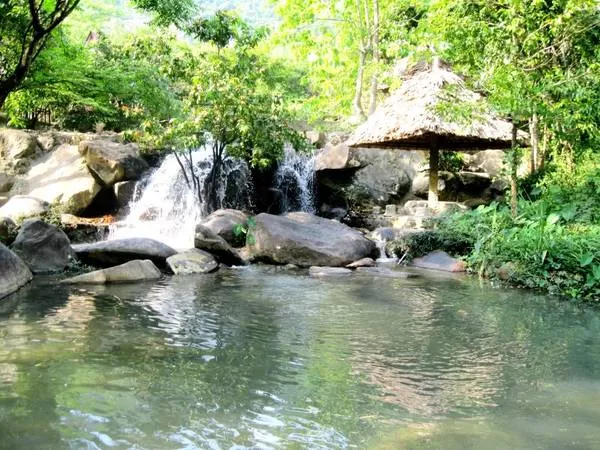 Suối Hoa Lan trong khu du lịch. Ảnh: ST
