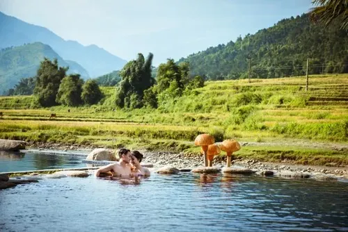 Suối khoáng nóng Tú Lệ