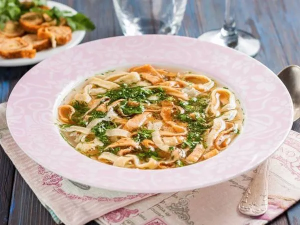 Súp Frittatensuppe với nước dùng thịt bò thơm ngon và những sợi bánh kếp cắt nhỏ độc đáo.