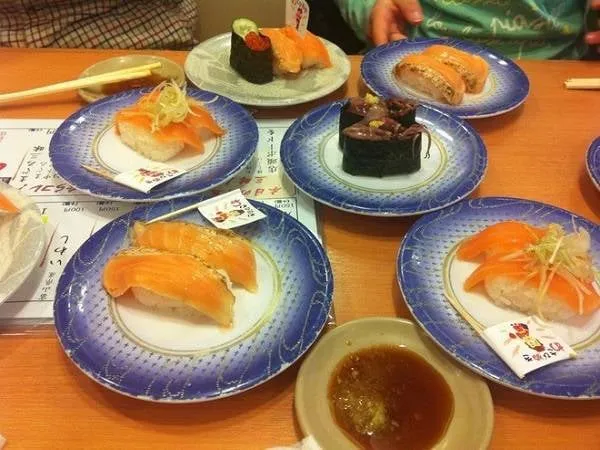 Sushi trên băng chuyền tại nhà hàng Daimaru