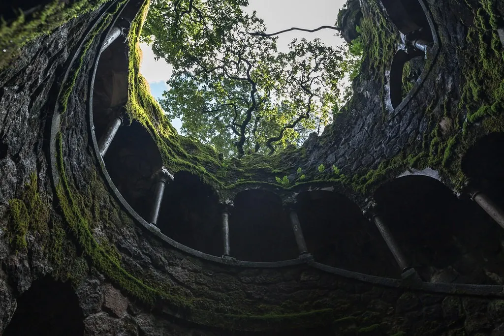 Tàn tích lâu đài Quinta da Regaleira sau trận động đất năm 1755. Ảnh: Flickr.