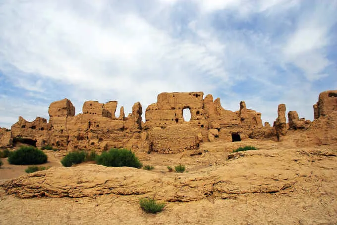 Tàn tích thành phố cổ Giao Hà tại Turpan, Tân Cương, một điểm quan trọng trên con đường tơ lụa. Ảnh: Uighurtour.