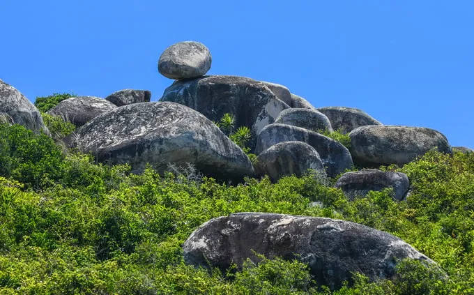 Tảng đá nằm trên ngọn đồi gần khu vực “bãi thảo nguyên”, nơi đang là nghĩa địa của đảo. Trên thế giới có nhiều tảng đá nổi tiếng vì tồn tại theo kiểu thách thức trọng lực, với kích thước lớn hơn như Kummakivi (Phần Lan), Peyro Clabado (Pháp), Krishna