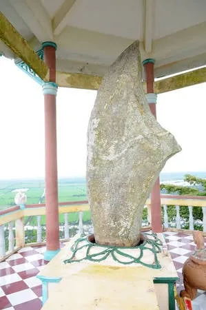 Tảng đá Thạch Đại Đao trên núi Ba Thê