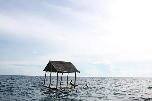 Tao nhã ngồi ngắm biển và uống bia
