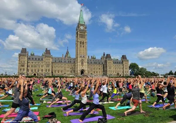 Tập yoga tập thể trên đồi Parliament - Ảnh: Travelandtourworld