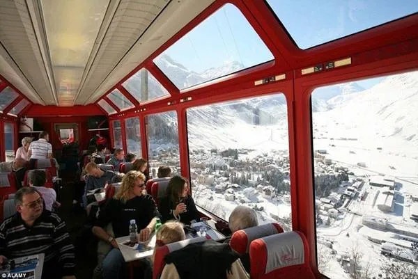 Tàu Glacier Express ở Thụy Sĩ với cảnh quan hùng vĩ của dãy Alps