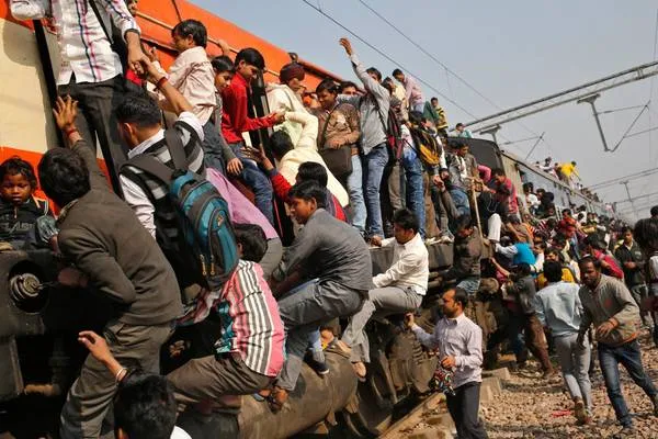 Tàu hỏa chạy qua vùng nông thôn Ấn Độ. Ảnh: Anindito Mukherjee/Reuters