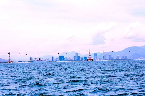Tàu ra đảo Bích Đầm - Ảnh: Bông Mai