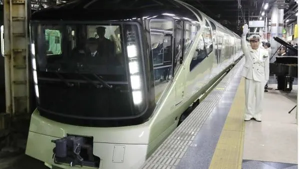 Tàu Shiki Shima có 10 toa hạng nhất với vé 10.000 USD mỗi người cho tour 4 ngày từ Tokyo tới Hokkaido.