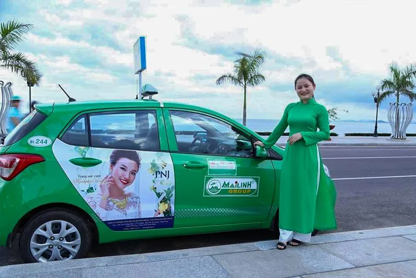 Taxi di chuyển trên đường phố Hạ Long