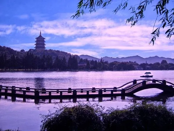 Tây Hồ - Thắng cảnh nổi tiếng với vẻ đẹp nên thơ trữ tình. Ảnh: Tây Hồ Hàng Châu - Alancykok.com.