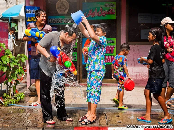 Té nước trong lễ hội Songkran mang ý nghĩa gột rửa những điều không may mắn của năm cũ.