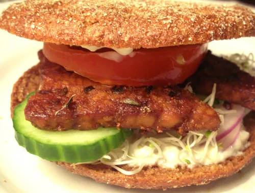 Tempeh burger biến tấu.