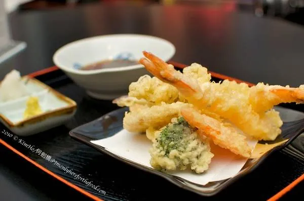 Tempura - hải sản và rau củ chiên giòn kiểu Nhật. Ảnh: Imonlyhereforthefood.