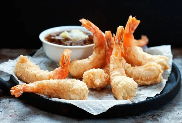 Tempura là món ăn từ những con tôm chiên giòn. Ảnh: Andrew Zimmern