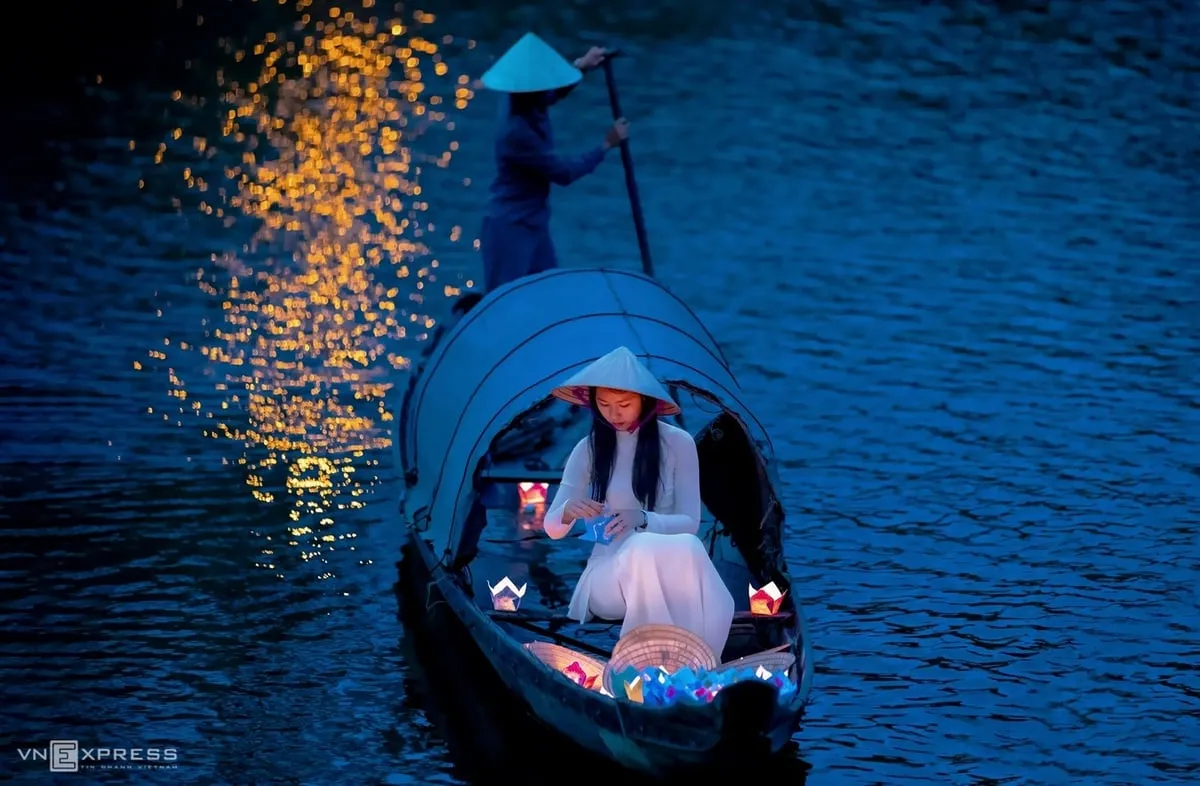 Thả hoa đăng trên sông Hương