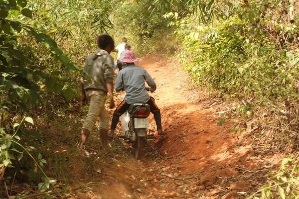 Thác Chapơ đổ xuống từ độ cao hơn 50m, tạo nên khung cảnh hùng vĩ giữa núi rừng Ninh Thuận.