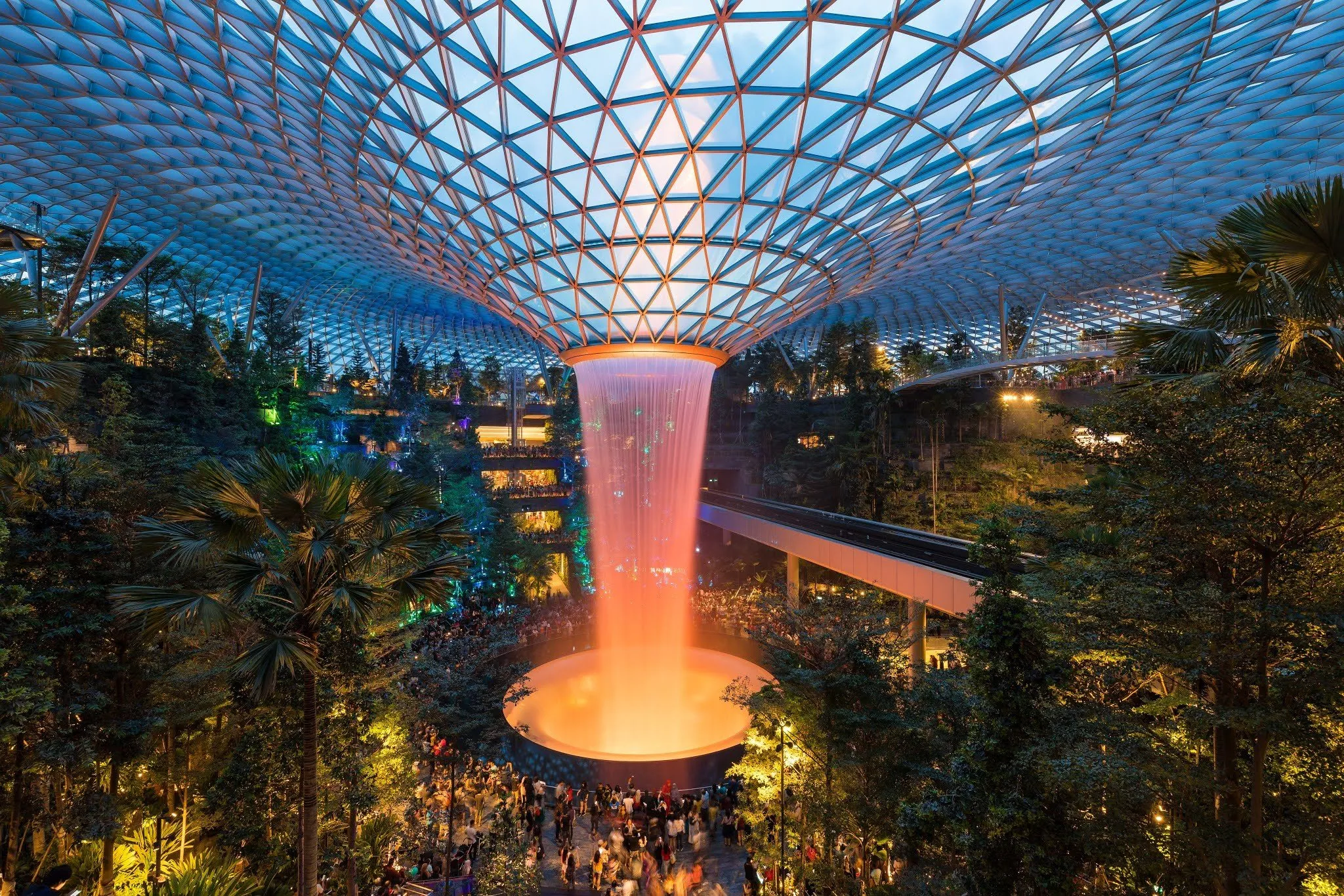 Thác nước Rain Vortex hùng vĩ tại Jewel Changi