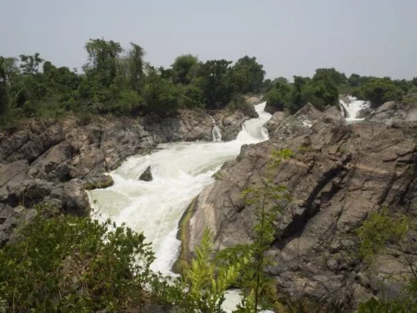 Thác Tat Somphamit, Lào